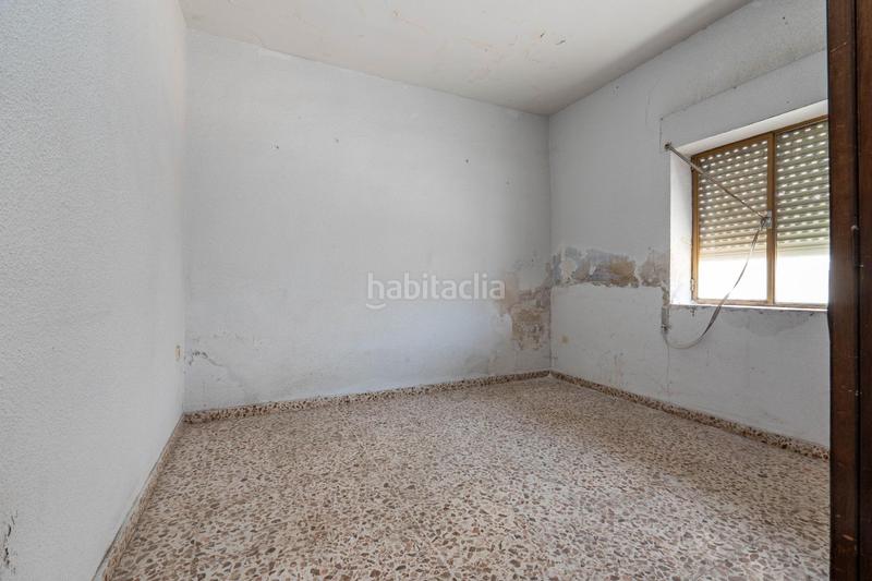 Foto 1f1ed00c-10f9-411e-9040-0ec84e7276bd. Casa adosada se vende parcela en el centro de cullar vega con edificación en Cúllar Vega