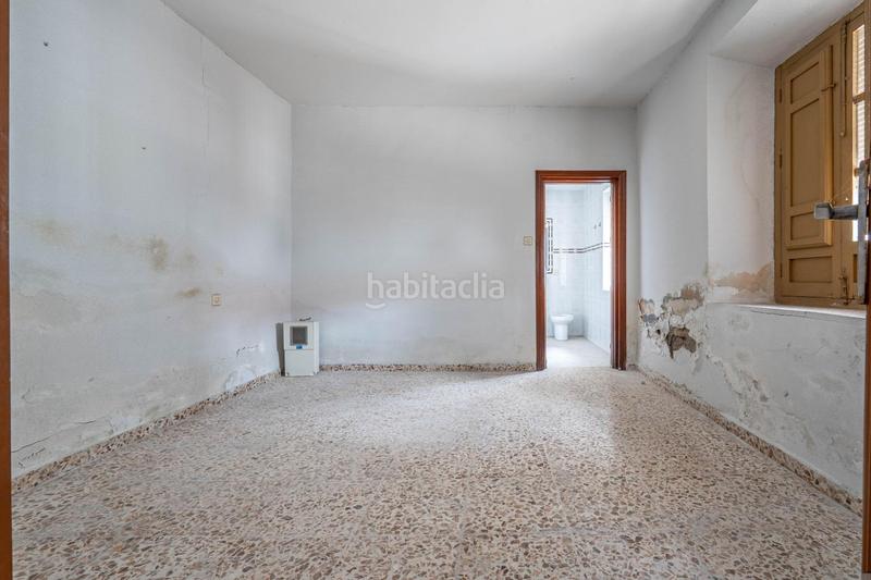 Foto 62849f60-6357-4d5b-9442-0c72a3e22bfe. Casa adosada se vende parcela en el centro de cullar vega con edificación en Cúllar Vega