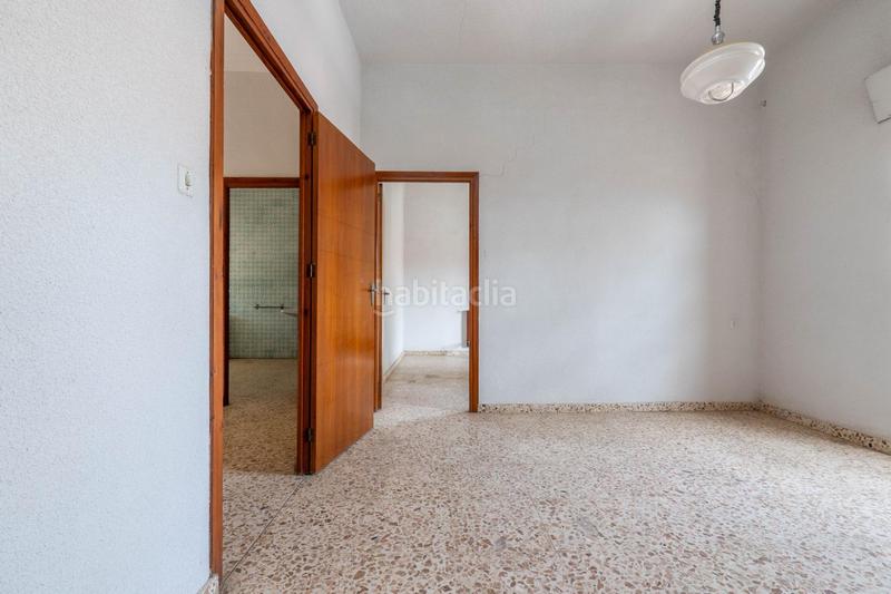 Foto 6d3115a2-f84b-43bc-8e0a-3d16538d926f. Casa adosada se vende parcela en el centro de cullar vega con edificación en Cúllar Vega