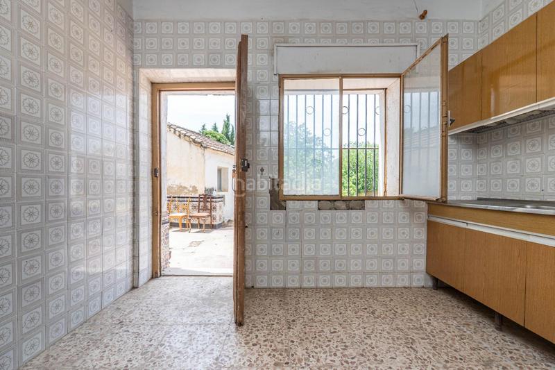 Foto 8256021c-d311-403e-b9bd-66710bd0cbfc. Casa adosada se vende parcela en el centro de cullar vega con edificación en Cúllar Vega
