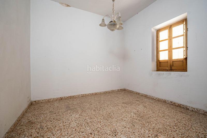Foto 942c3797-0939-46e5-bf73-6cbb602d3f90. Casa adosada se vende parcela en el centro de cullar vega con edificación en Cúllar Vega