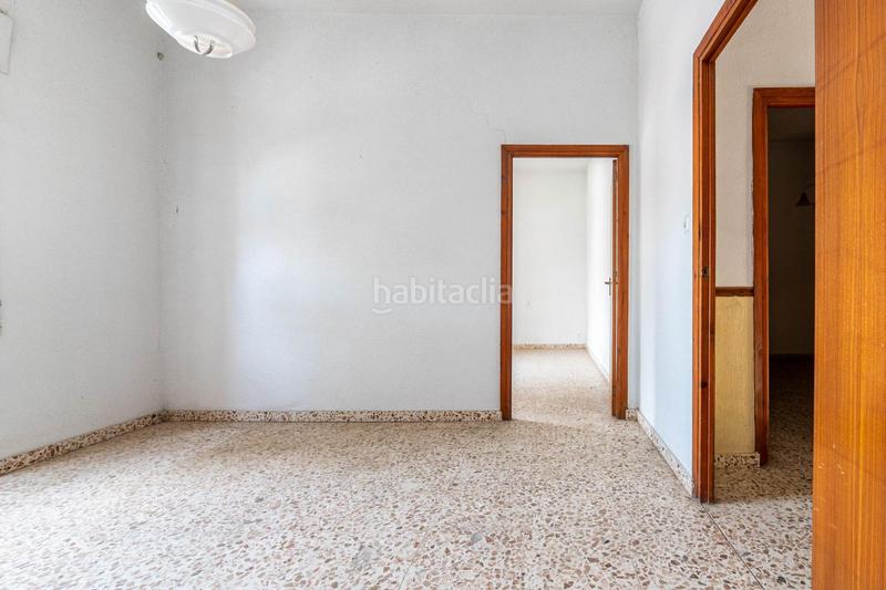 Foto a88ae735-39f4-4a6a-aa3b-7d0153b2a1e2. Casa adosada se vende parcela en el centro de cullar vega con edificación en Cúllar Vega