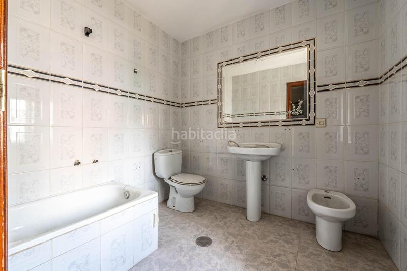 Foto a88dc69c-9ee6-42cd-9cb2-ecf4f9eddeb0. Casa adosada se vende parcela en el centro de cullar vega con edificación en Cúllar Vega