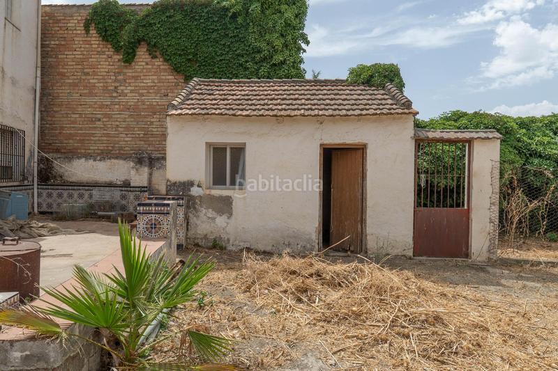 Foto bc8da4b4-a0be-4f2b-9500-872229a03a18. Casa adosada se vende parcela en el centro de cullar vega con edificación en Cúllar Vega