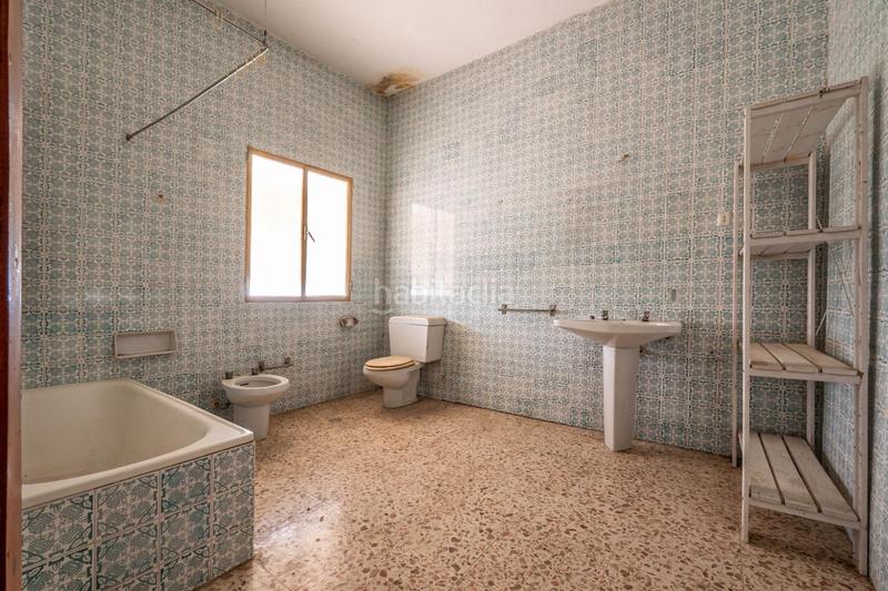 Foto c6822c30-5e15-4293-8571-7e9560cc5daa. Casa adosada se vende parcela en el centro de cullar vega con edificación en Cúllar Vega