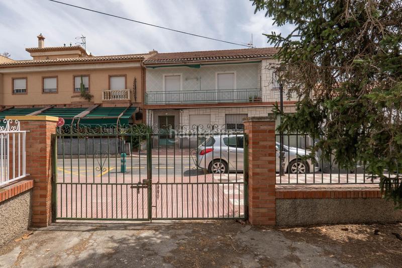 Foto cb4ce41e-d4a8-4a77-85bd-2032f31e6e97. Casa adosada se vende parcela en el centro de cullar vega con edificación en Cúllar Vega