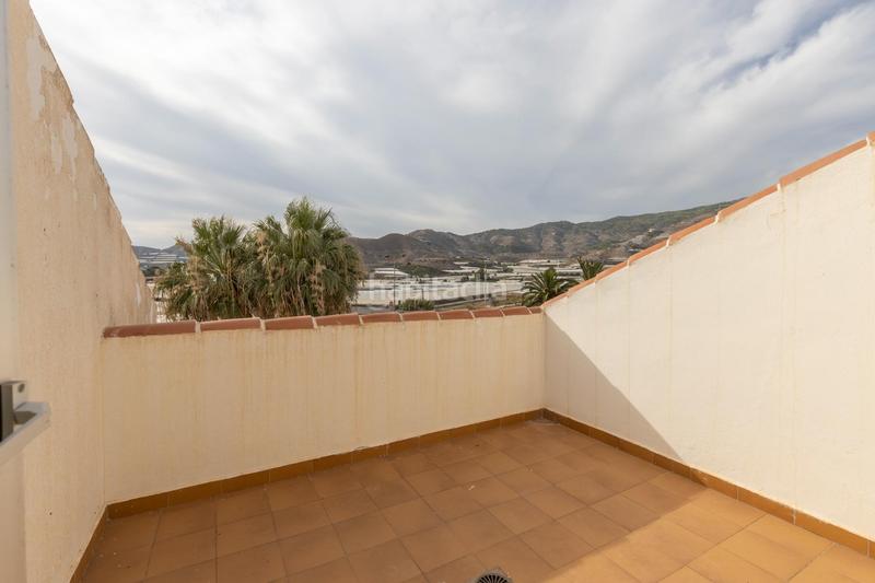 Foto b4a4778c-9a47-43e9-8f53-83a251889a4b. Casa adosada preciosa casa en la urbanización de la perla en Motril