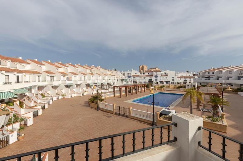 Foto debfdbbd-d9aa-4609-b876-007640467e4f. Casa adosada preciosa casa en la urbanización de la perla en Motril