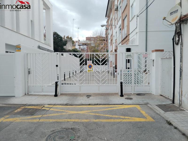Foto 6664c9bd-7103-4a7a-95fe-22e1b6ebd13d. Parking coche en calle orquidea 2 garaje con trastero en zona fontiveros en Granada