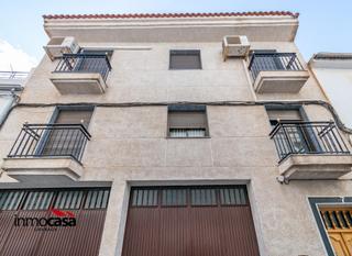 Reihenhaus in Loja. Casa adosada con terraza en calle centrica de loja