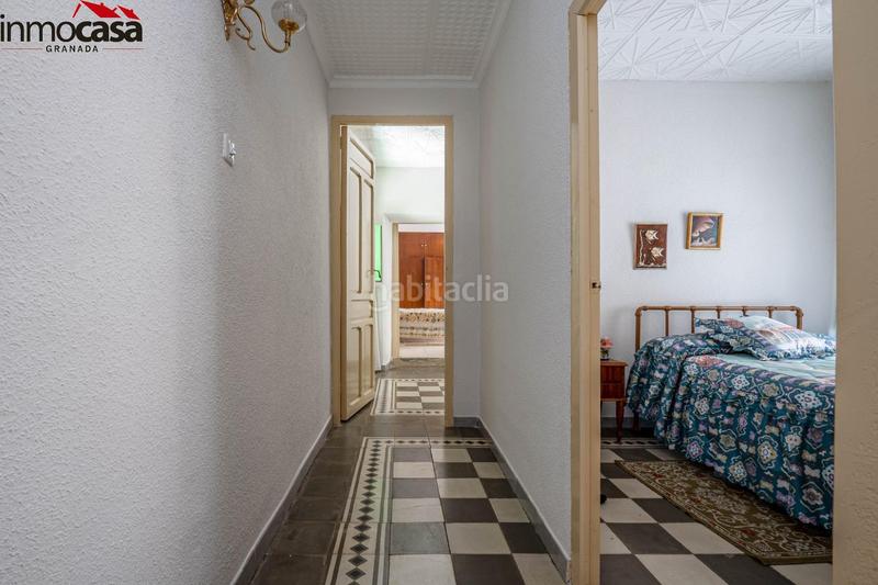 Foto 52c5f89d-3bf8-4bab-8667-b7cc71821ad7. Casa pareada chalet pareado para reformar en la zubia!!! en Zubia (La)