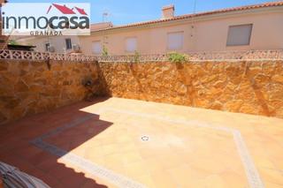 Lloguer Casa adossada a Huétor Vega. 850 euros,  tres dormitorios, semiamueblada,  patio, porche, ter