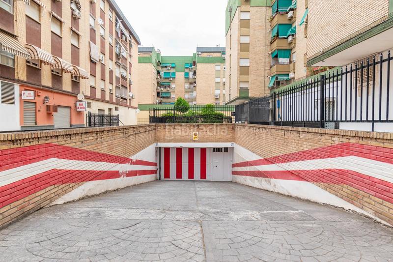 Foto cb9f023d-a119-4167-8712-23f89a7ee58e. Parking voiture dans Barrio de Zaidín Granada