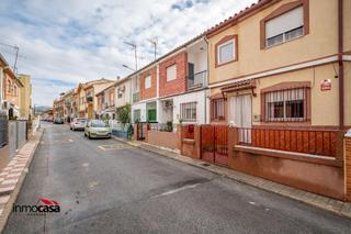 Maison jumelée à Albolote. Casa adosada con gran terraza en albolote