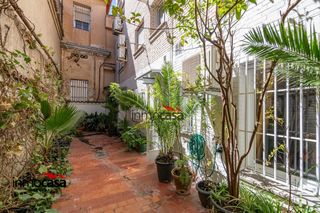 Location Appartement  Calle de abén humeya. Alquiler de larga temporada sin amueblar.