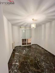 Rent Flat  Ogijares. Piso de 2 dormitorios sin muebles con trastero en armilla