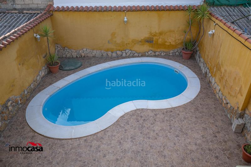 Foto a688c7c1-6186-41de-978e-fef1ddff543a. Casa adossada amb aparcament piscina a Atarfe