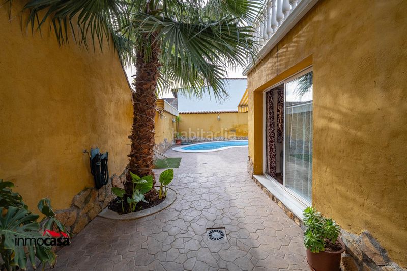 Foto d5e7dc27-a630-43e7-828b-17f6130a572c. Casa adossada amb aparcament piscina a Atarfe