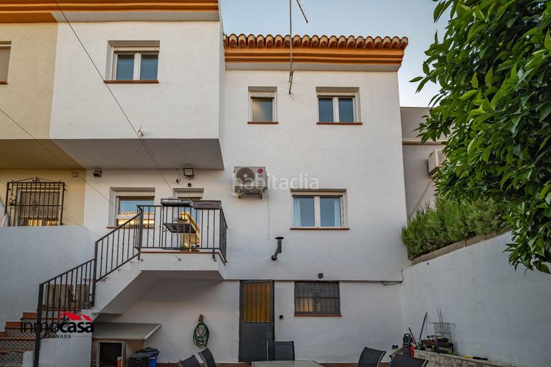 Foto f9643b10-eafc-42c5-896d-5701b2af68a9. Casa adossada amb aparcament a Cúllar Vega