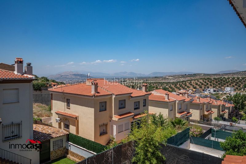 Foto 0eb3ad76-e2ff-41b4-acfd-8f4fb7798d47. Casa aparellada amb aparcament piscina a Jun