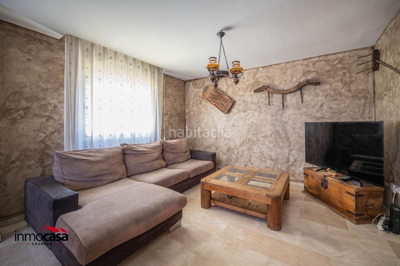 Foto 78259b83-b03d-4eb9-a2b6-b4994e2ec1f8. Casa aparellada amb aparcament piscina a Jun