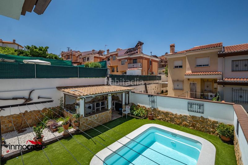Foto a66636f9-4476-4570-a30d-968933302dd8. Casa aparellada amb aparcament piscina a Jun