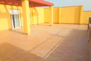 Rent Penthouse in Toril 13. 800 ático con amplia terraza soleada
