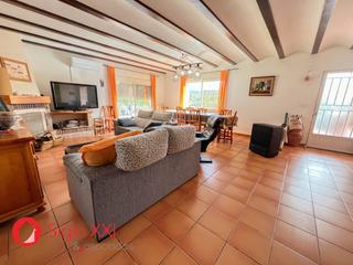 Chalet à Borriol. Descubre este encantador chalet de 162 metros cuadrados construi