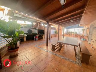 Casa adossada en Cariena - Carinyena. Este gran adosado con ascensor de cuatro plantas ofrece un dise