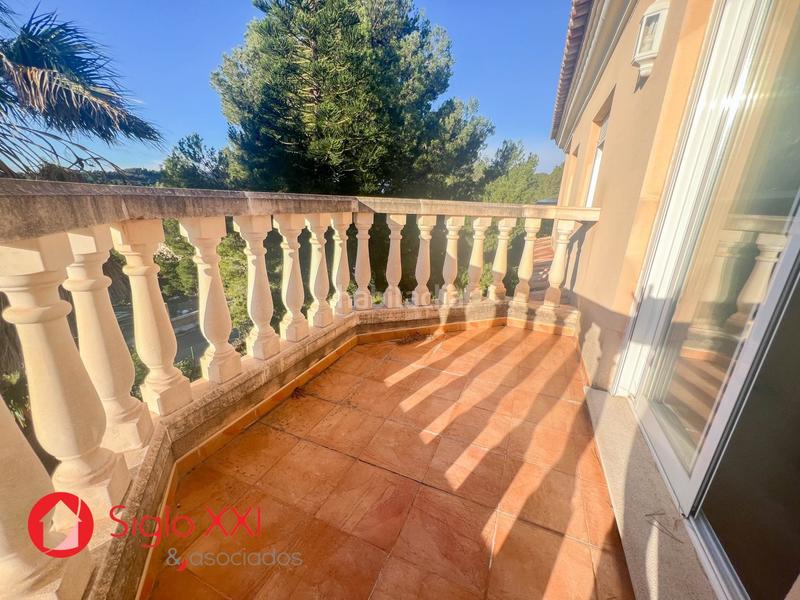 Foto d9e9d431-4c05-4c99-9954-32e2a4f84e22. Chalet  descripción general este magnífico chalet, edificado en 2005, se sitúa en una parcela de 1000 metros cuadrados, en Borriol
