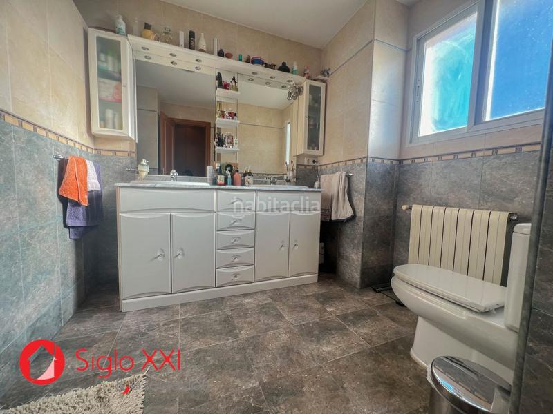 Foto dbcfaacd-69a2-4616-8f18-5f7ffe0f7132. Chalet  descripción general este magnífico chalet, edificado en 2005, se sitúa en una parcela de 1000 metros cuadrados, en Borriol