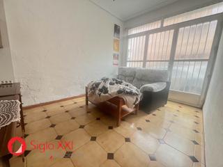 Casa in El Pilar. Casa de dos plantas con patio y terraza propia esta vivienda cue