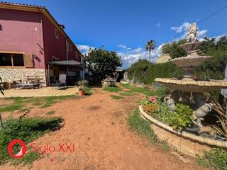 Casa adossada a Heliópolis. Este gran adosado en benicàssim se destaca por su diseño funcion
