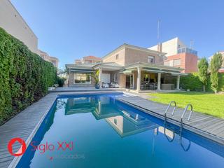 Xalet a Playa. Exclusivo chalet de lujo a solo 150 metros de la playa en grau d