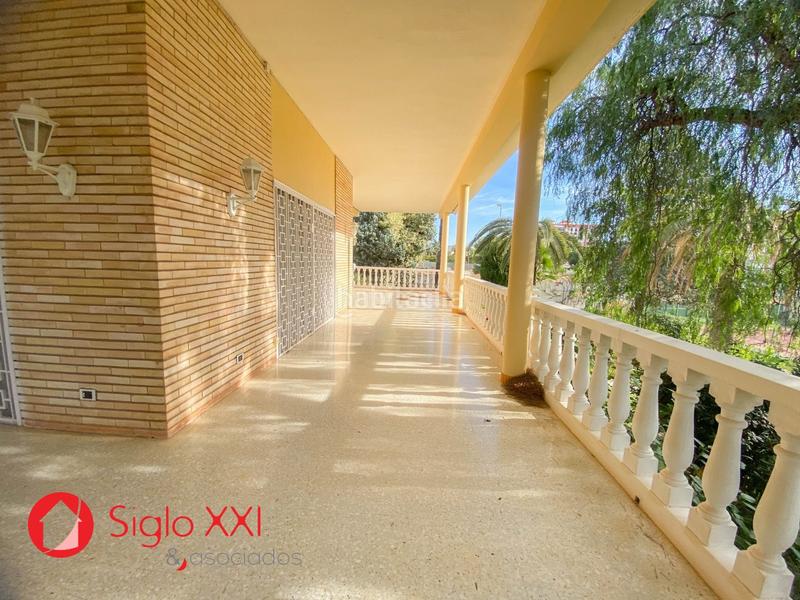 Foto 47e9b7fc-f3d5-472a-a550-dee54ca33948. Chalet descubre la majestuosidad de este chalet excepcional, situado en una parcela de 1844 m2 que se presenta como un verdadero paraíso. en Benicasim / Benicàssim