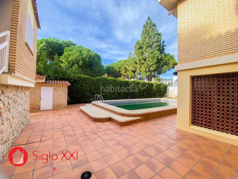 Foto 4c59c9c4-05df-48dc-ba60-b103a2168490. Chalet descubre la majestuosidad de este chalet excepcional, situado en una parcela de 1844 m2 que se presenta como un verdadero paraíso. en Benicasim / Benicàssim