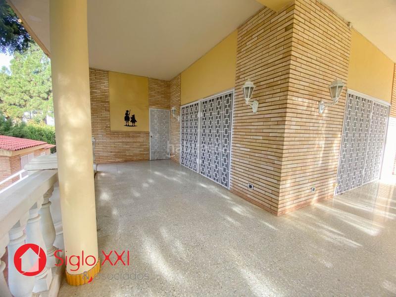 Foto 9074c259-caeb-440f-b91d-92c301f3702f. Chalet descubre la majestuosidad de este chalet excepcional, situado en una parcela de 1844 m2 que se presenta como un verdadero paraíso. en Benicasim / Benicàssim