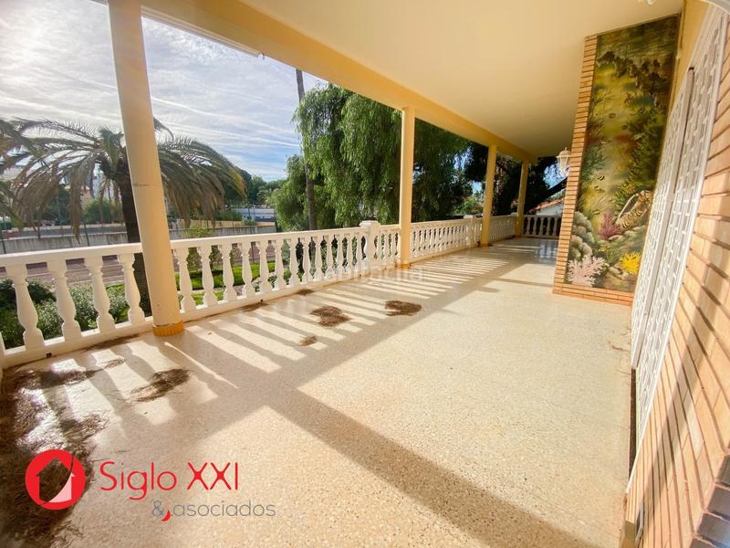 Foto b4bb71d0-931a-4d3b-9e45-55bee20fb603. Chalet descubre la majestuosidad de este chalet excepcional, situado en una parcela de 1844 m2 que se presenta como un verdadero paraíso. en Benicasim / Benicàssim