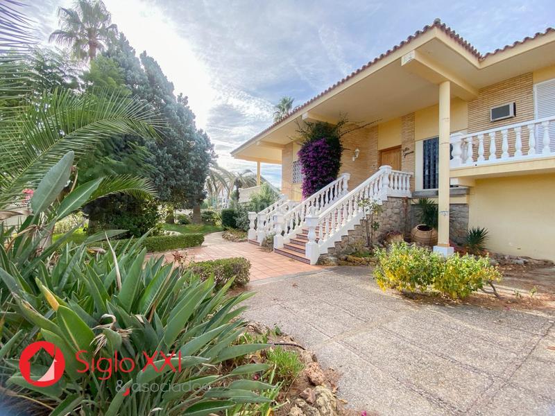Foto c3d1a782-7966-4023-91a0-f0db4a8ef240. Chalet descubre la majestuosidad de este chalet excepcional, situado en una parcela de 1844 m2 que se presenta como un verdadero paraíso. en Benicasim / Benicàssim