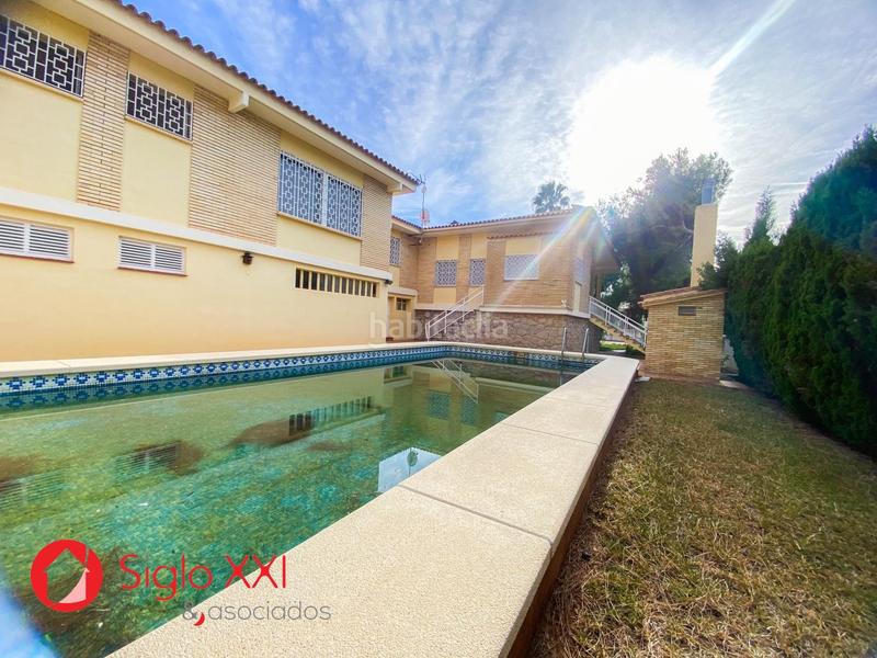 Foto da3f22f7-a2ed-4eb9-bb17-7ee7a0e6832f. Chalet descubre la majestuosidad de este chalet excepcional, situado en una parcela de 1844 m2 que se presenta como un verdadero paraíso. en Benicasim / Benicàssim