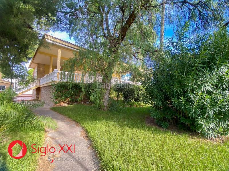 Foto e42241f1-c0f3-4232-82f8-7f673ed0ba44. Chalet descubre la majestuosidad de este chalet excepcional, situado en una parcela de 1844 m2 que se presenta como un verdadero paraíso. en Benicasim / Benicàssim