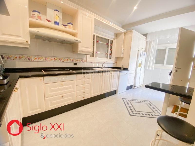 Foto f3055338-20d5-45bb-b3a4-e59aea483cd0. Chalet descubre la majestuosidad de este chalet excepcional, situado en una parcela de 1844 m2 que se presenta como un verdadero paraíso. en Benicasim / Benicàssim