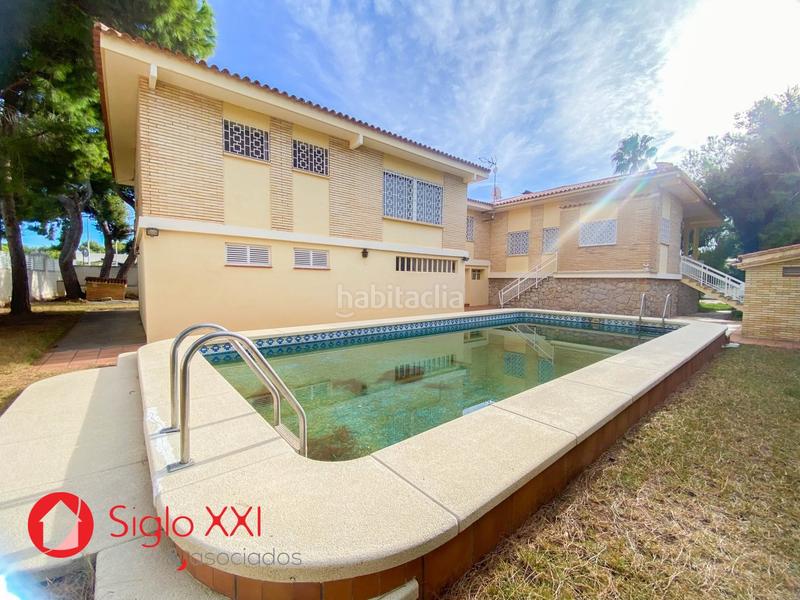 Foto f51f494d-f942-45a7-966a-6b897a241182. Chalet descubre la majestuosidad de este chalet excepcional, situado en una parcela de 1844 m2 que se presenta como un verdadero paraíso. en Benicasim / Benicàssim