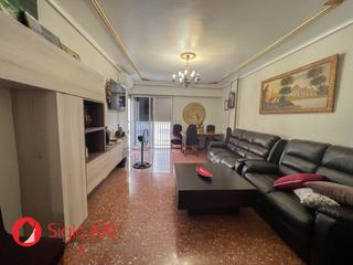 Flat in Llombai. Este piso luminoso cuenta con un amplio salón que se abre a un b