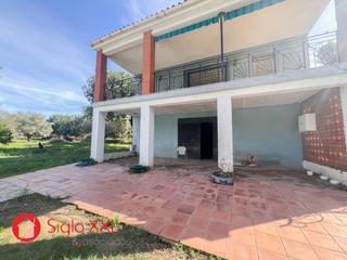 Chalet à Borriol. Chalet independiente con 2 plantas, 220 m construidos, 200 m úti