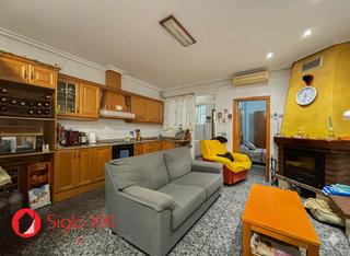 Casa a Avenida Alemania-Italia. Esta casa de tres plantas ofrece una distribución funcional pens