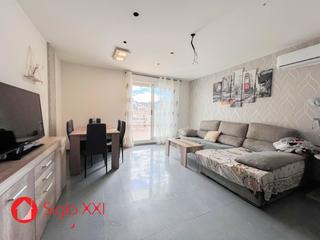 Àtic a Sant Joan de Moró. Ático dúplex con diseño funcional y encanto moderno.este elegant