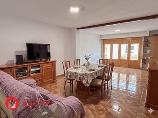 Casa a El Pilar. Te presentamos esta casa amplia y muy funcional que destaca por