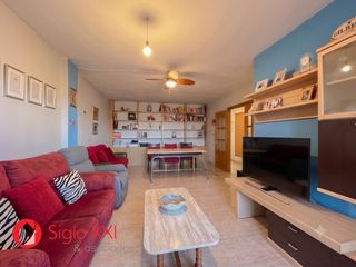 Duplex à El Pilar. Este atractivo dúplex ofrece una excelente combinación de amplit