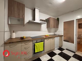 Pis a Avenida Alemania-Italia. Bajo en vilarealvivienda de 129 m en finca de 1963, distribuida